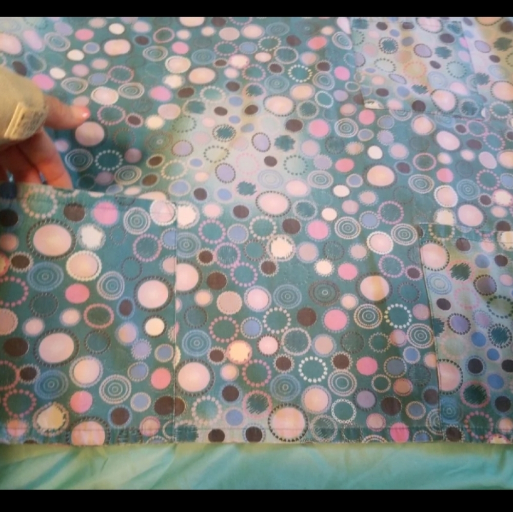 Scrub Top. Large. - Picture 2 of 4